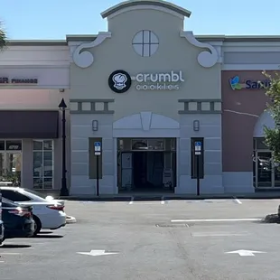crumbl's store front