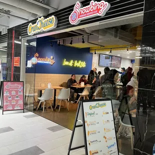 the inside of a fast food restaurant