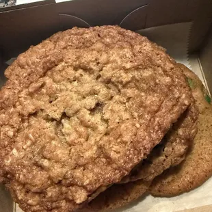 Oatmeal Chocolate Chip Cookie w/ Pecans