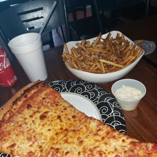 Truffle fries and Cheese pizza