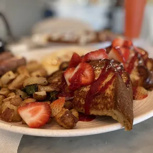 Breakfast combo with Eggs and French Toast Combo Plate