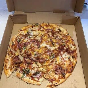 Wyatt&apos;s Barbecue Chicken Pizza (personal)