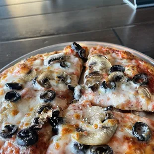 7&quot; pizza black olives and mushrooms