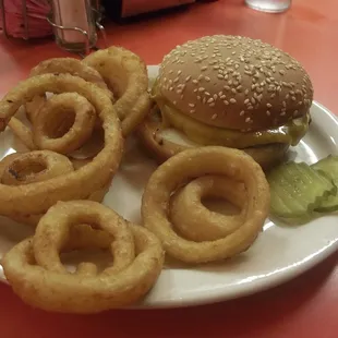 Cheeseburger with onion rings