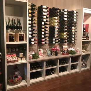 We offer a thoughtful curated selection of 100 wines around the world and delicious artisanal gourmet products.