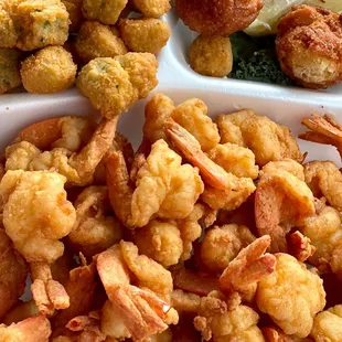 03/21: Not a big meat eater but I sure love me some shrimp (*‿*) 30 pc shrimp dinner with 2 sides $16.99.