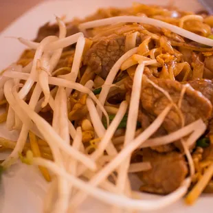 Pad thai with beef