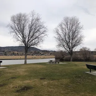 Places to sit and have a bbq by the Lake