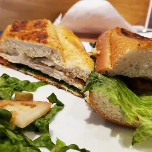 Pan con pollo with side salad