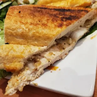 Pan con pollo with side salad