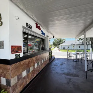 the outside of a restaurant