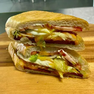 Bacon,huevo ,queso,mayonesa,lechuga y tomate    Frescura que deleita. Cubanela latin bakery