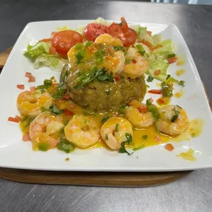 Camarones al ajillo con mofongo.