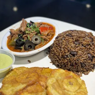 Shredded beef &amp; Cuban rice and beans &amp; fired plantain completa