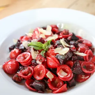 Orecchiette con barbabietole e salsiccia