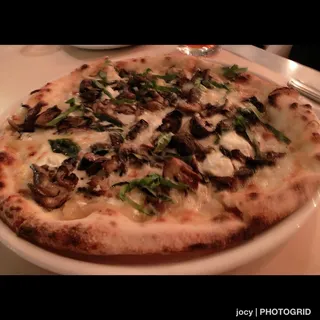 mushroom goat cheese pizza