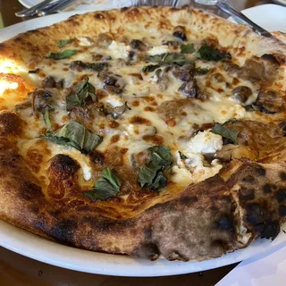 mushroom goat cheese pizza