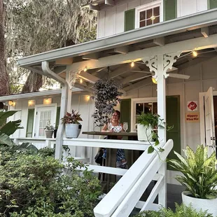 Outdoor seating, private and spectacular view !