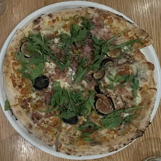 grape prosciutto cotto pizza