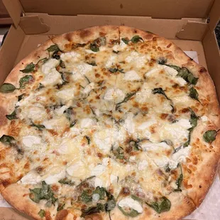 18&quot; Bianca with White Spinach and Mushroom Pizza minus the mushrooms