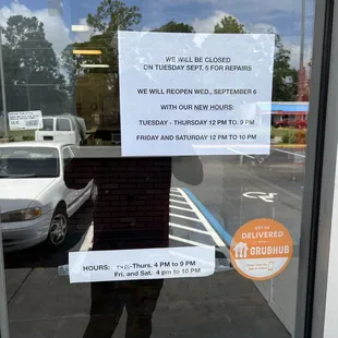 a sign on the door of a restaurant