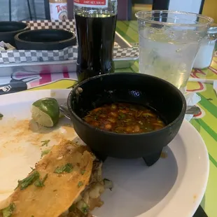 Birria taco y consume