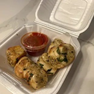6 Pieces Garlic Knots