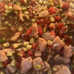 Realmente quede muy insatisfecha con el servicio,el pescado muy grande y crudo y llame para decirles y muy mal servicio