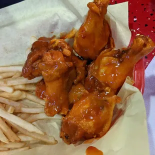 Buffalo chicken wings with fries