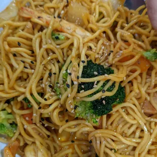 Mixta chowmein shrimp and chicken with broccoli and carrots