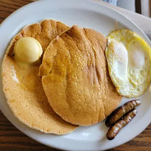 a plate of breakfast food