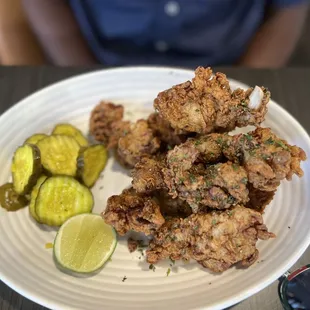 Chicken appetizer with bread &amp; butter pickles on the side