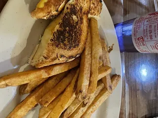 Slim's Neighborhood Bar & Grille