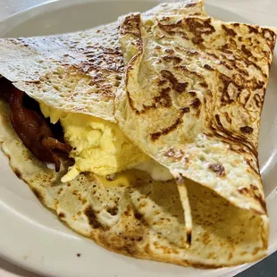 a plate of breakfast food