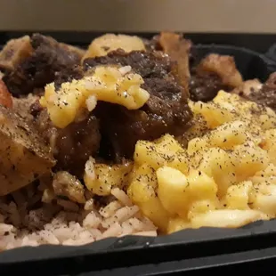 Oxtails platter with mac&amp;cheese and rice with beans.