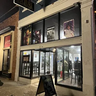 the outside of a restaurant at night