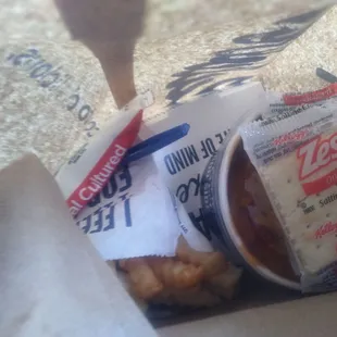 Fries and supreme chili on top with crackers