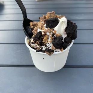 Mini twisted dish with brownie bites and peanut butter cups