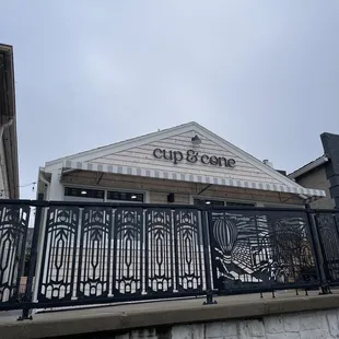 the outside of a cup and cone restaurant