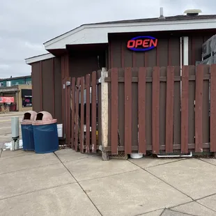 the outside of a restaurant