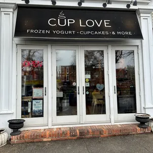 the front of a coffee shop