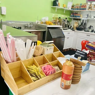 Has small wooden and plastic spoons for scooping ice cream