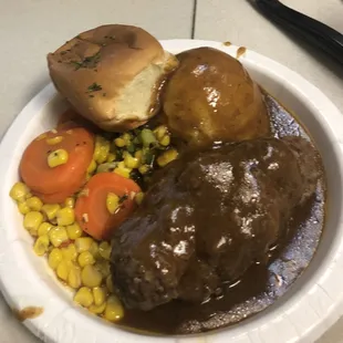 Salisbury steak w/gravy, mashed potatoes &amp; veggies