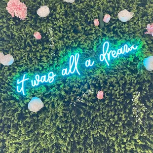 Cute little garden wall super cute to take pics of you wanna meet a friend for coffee!