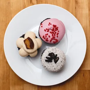 Raspberry chocolate, peanut butter chocolate, and Oreo. All were really good cupcakes!