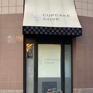the entrance to a cupcake cove store