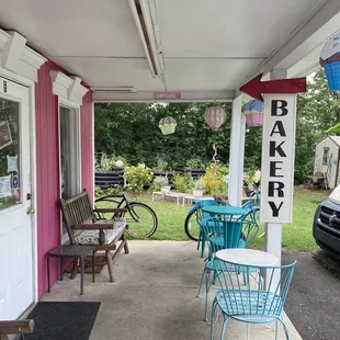 the outside of a bakery