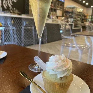 Champagne cupcake with champagne