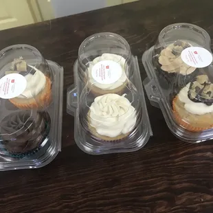 2 Vegan vanilla cupcakes and 2 regular chocolate chip and 2 Reese's cupcakes.