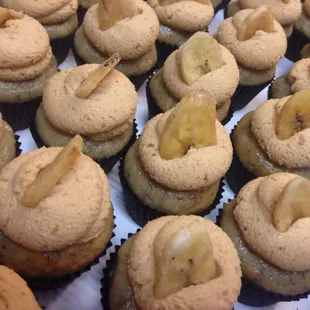 Vegan: Elvis Schmelvis (banana cupcake with peanut butter buttercream, topped with banana chips)